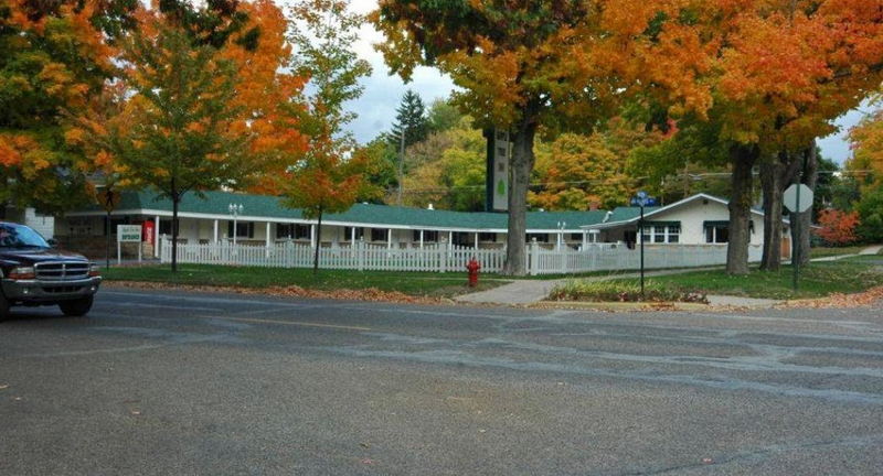 Maple Tree Inn (Maples Motel) - Web Listing (newer photo)